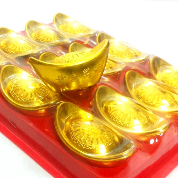 Set 12 bucati Pepite, amuleta feng shui de bani, auriu 5 cm in suport rosu