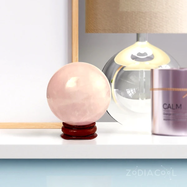 Sfera cuart roz, piatra dragostei, sfere de cristal 5-6 cm suport lemn