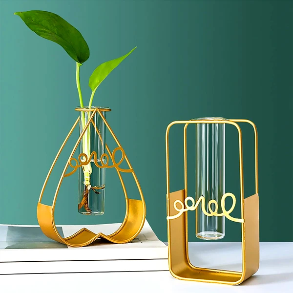 Vază decorativă inimă, din metal auriu și sticlă transparentă 