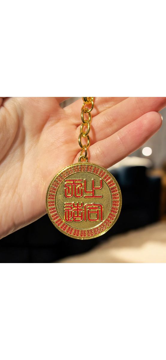 Breloc Cal Roșu, amuletă dragoste, floare de piersic pentru zodiile Bivol, Șarpe și Cocoș, metal solid 10 cm