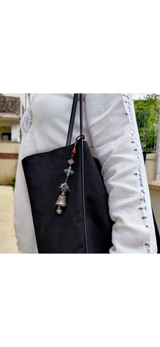 Amuleta Clopotel cu Dublu Dorje pentru alungarea energiilor negative si purificare, accesoriu geanta si pentru casa, metal argintiu snur