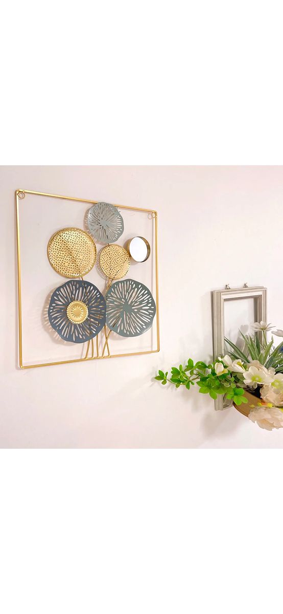 Tablou decorativ metalic cu bujori, flori albastre și aurii