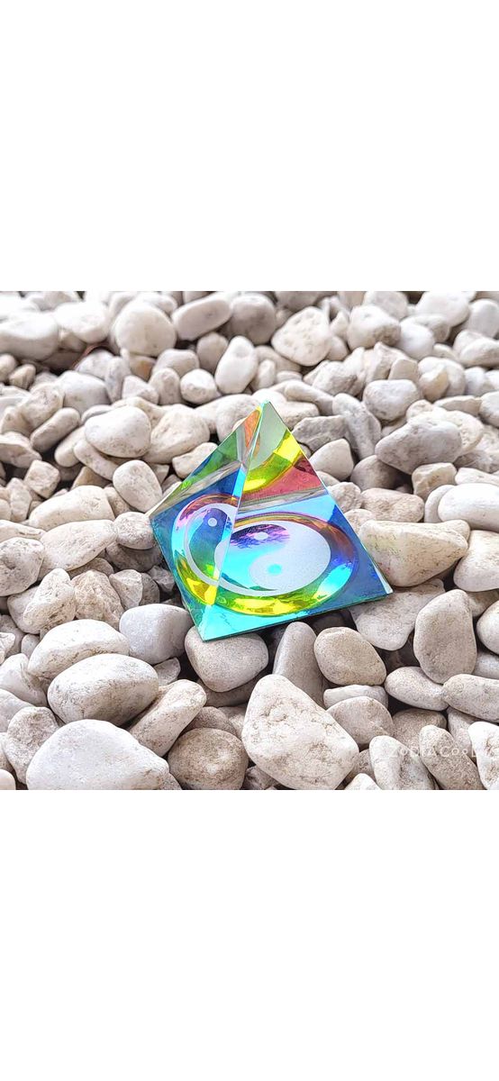 Piramida cristal Yin Yang, simbol al echilibrului 
