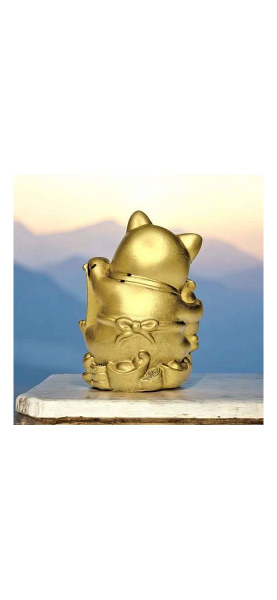 Pisica Maneki Neko pe pepite, remediu feng shui pentru protecție și prosperitate, rășină aurie 8 cm